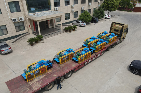 七臺小型對輥機已裝車發(fā)貨現場